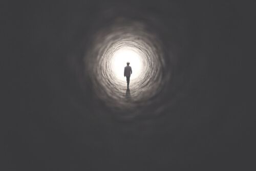 hombre caminando luz