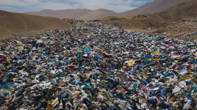 El desierto de Atacama, ubicado al norte de Chile, se ha convertido en un vertedero masivo de ropa desechada, principalmente debido a las nuevas tendencias de la moda rápida o «fast fashion».