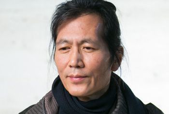 A diferencia de algunos pensadores contemporáneos que definen a las redes sociales y la digitalización como un avance en la democratización de la información y por ende una mejor performance en el ejercicio de la democracia, Byung-Chul Han opina todo lo contrario.