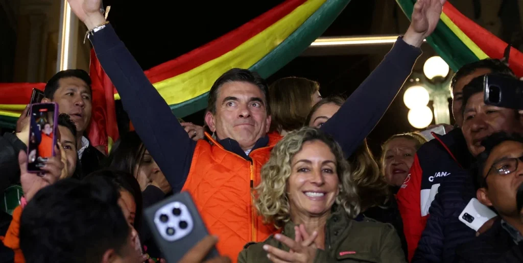 Como si la nación boliviana se hubiera inclinado hacia una geometría invisible, la victoria de Rodrigo Paz no fue un grito. Fue un murmullo tectónico, una forma que no se ve pero que se siente en la piel, en los pasillos del supermercado, en las miradas que no se cruzan .