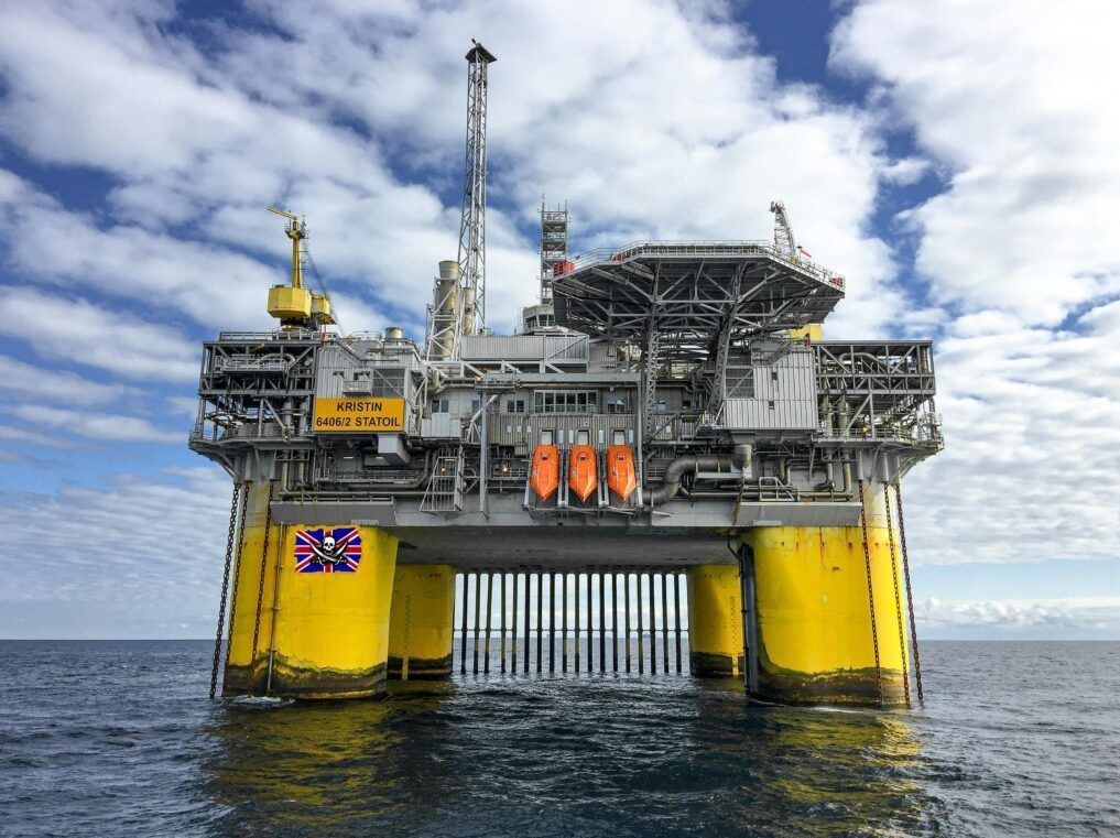El Reino Unido y la empresa israelí Navitas Petroleum prevén la extracción de 500 millones de barriles de petróleo del Mar Argentino, lo que constituye un saqueo brutal y una violación a la disposición 31/49 de las Naciones Unidas, la cual establece que “tanto Argentina como Gran Bretaña se deben abstener de realizar acciones de manera unilateral que generen modificaciones en las islas”.