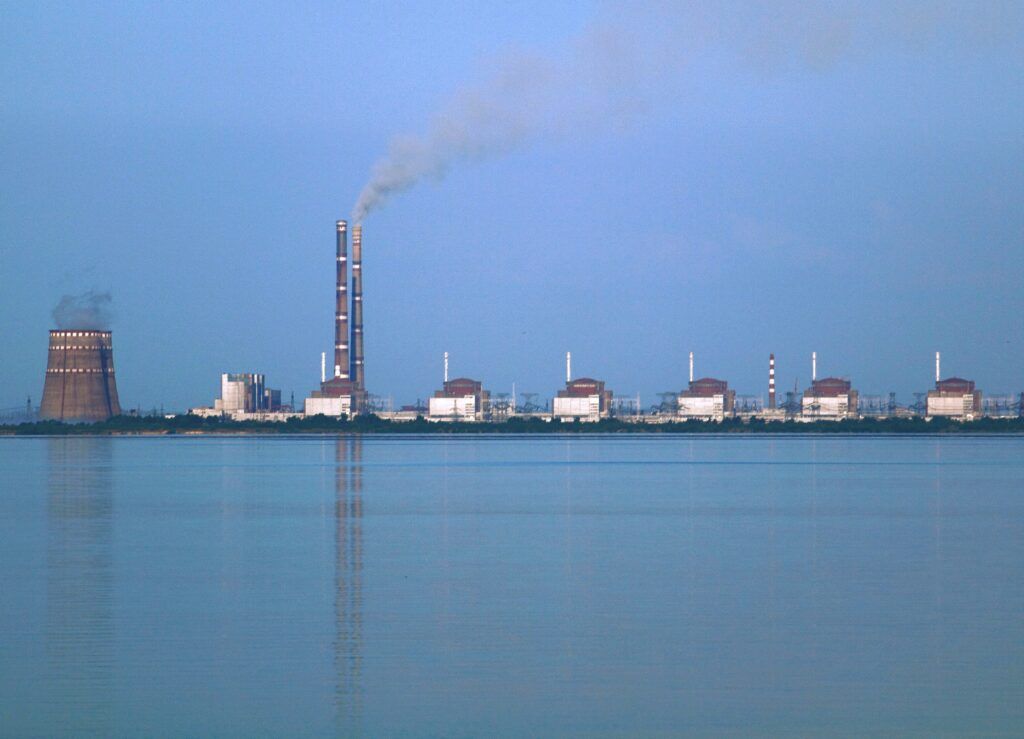 En un mundo saturado de simulacros, la planta nuclear de Zaporozhie se convierte en el nuevo teatro de la guerra narrativa: una avalancha de sospechas, algoritmos y partículas radiactivas que flotan como signos en el aire.