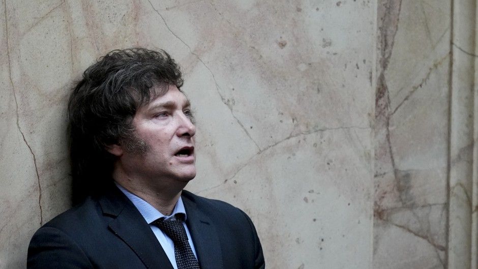 El gobierno de Javier Milei atraviesa su primera gran crisis desde su llegada a la Casa Rosada.