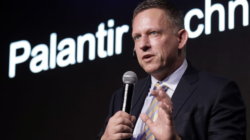 Peter Andreas Thiel nació en Fráncfort del Meno (Alemania) en 1967 y creció en California, entre partidas de ajedrez que lo llevaron a ser maestro juvenil y lecturas de filosofía en Stanford.