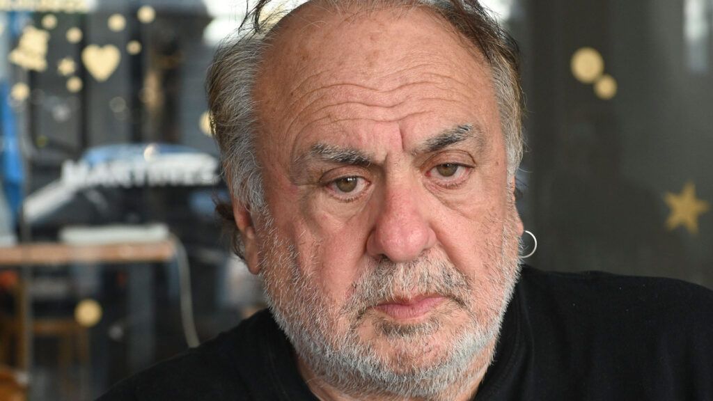 Cuando Jorge Alemán piensa, piensa en serio. En su nueva publicación "Neoemperadores- El goce del poder" su agudeza filosófica se abre con un murmullo de época: la revolución como fantasma, como recuerdo de un acontecimiento que destituía al Amo de turno.