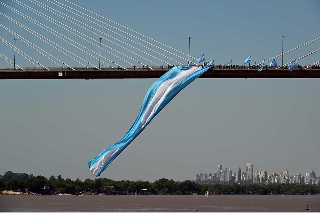 El Río Paraná se abre como un cuerpo herido.