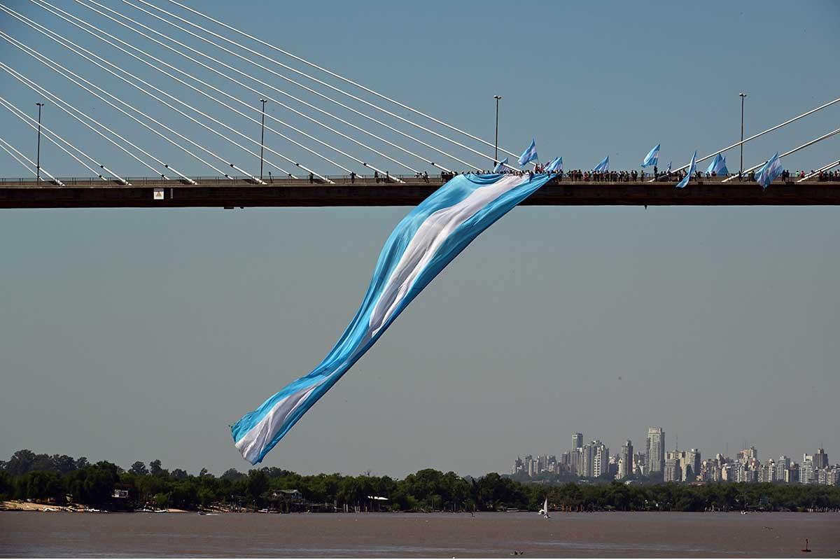 PARANÁ QUE REFLEJAS EN TUS AGUAS LOS ROSTROS DE LA TRAICIÓN