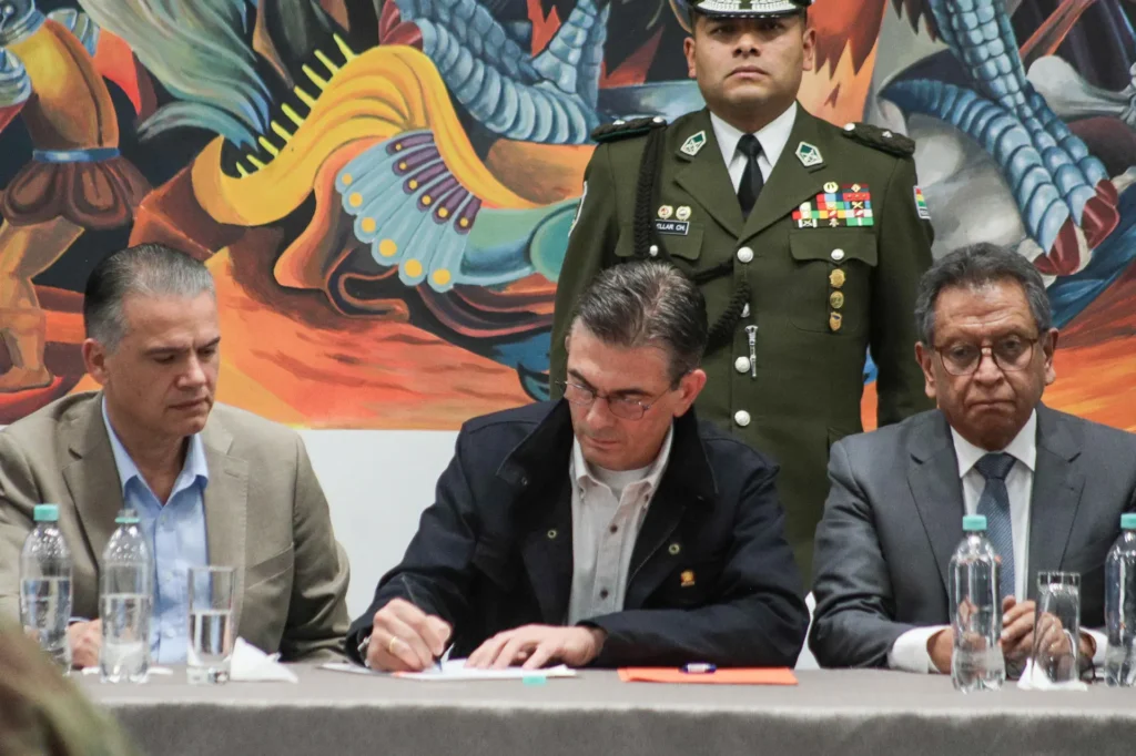 Tanto en Bolivia como en la mayoría de los países de América Latina, cuando el neoliberalismo aplica su teoría del derrame las escenas de violencia institucional se repiten como regla sociológica: un presidente que ordena reprimir, un discurso que invoca la defensa de la democracia mientras prepara su demolición.