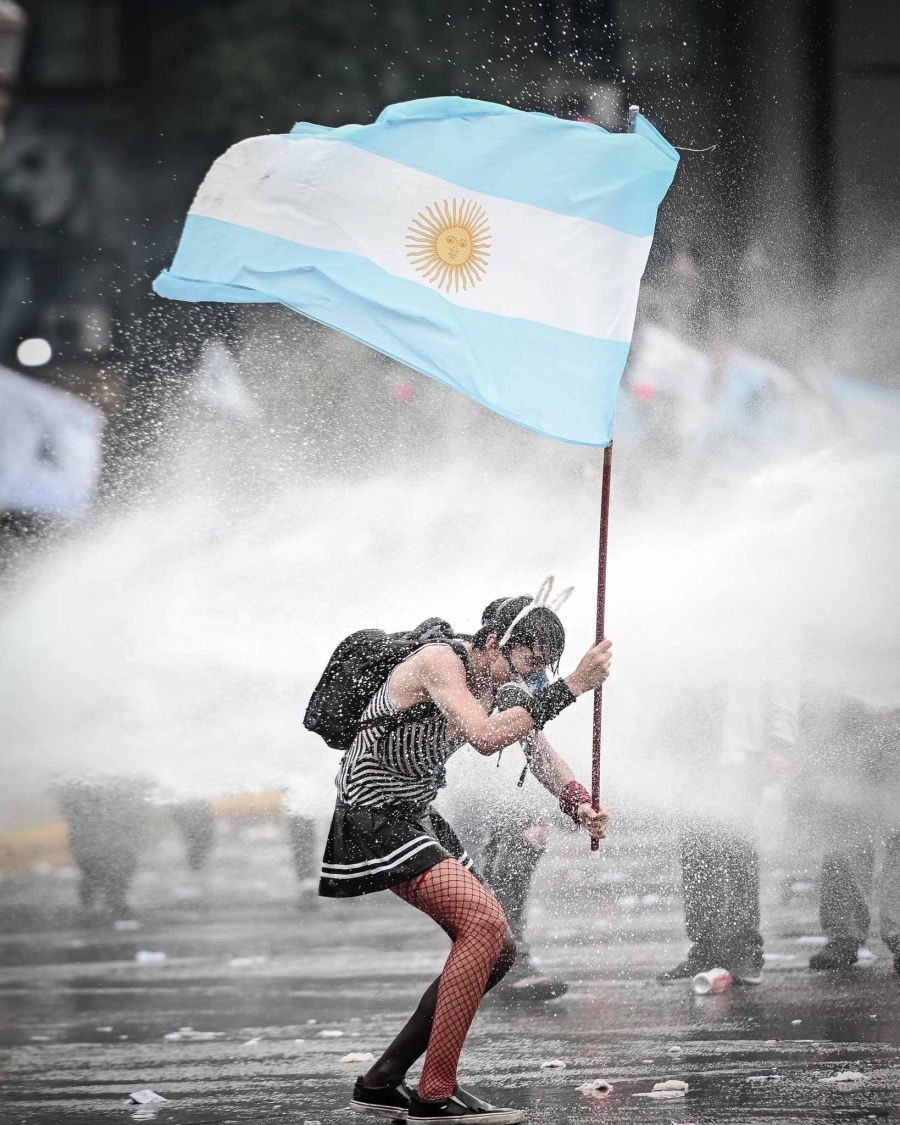 La erosión sistemática del Estado de derecho iniciada en 2024 por el “doctor especialista en crecimiento con o sin dinero” se refleja claramente en el conflicto presupuestario universitario, donde el Poder Ejecutivo utiliza vetos, decretos y todo tipo de engaño inescrupuloso para evadir leyes del Congreso y fallos judiciales.